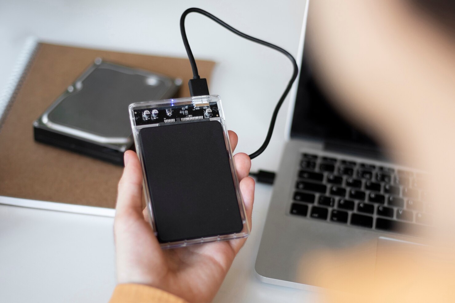 hombre usando almacenamiento externo usado 23 2149388498